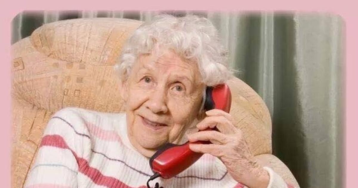 Рингтон внучка звонит. Бабушка звонит в полицию. Свитшот звоню бабушке. Бабушка москвичка. Бабушка звонит по телефону.